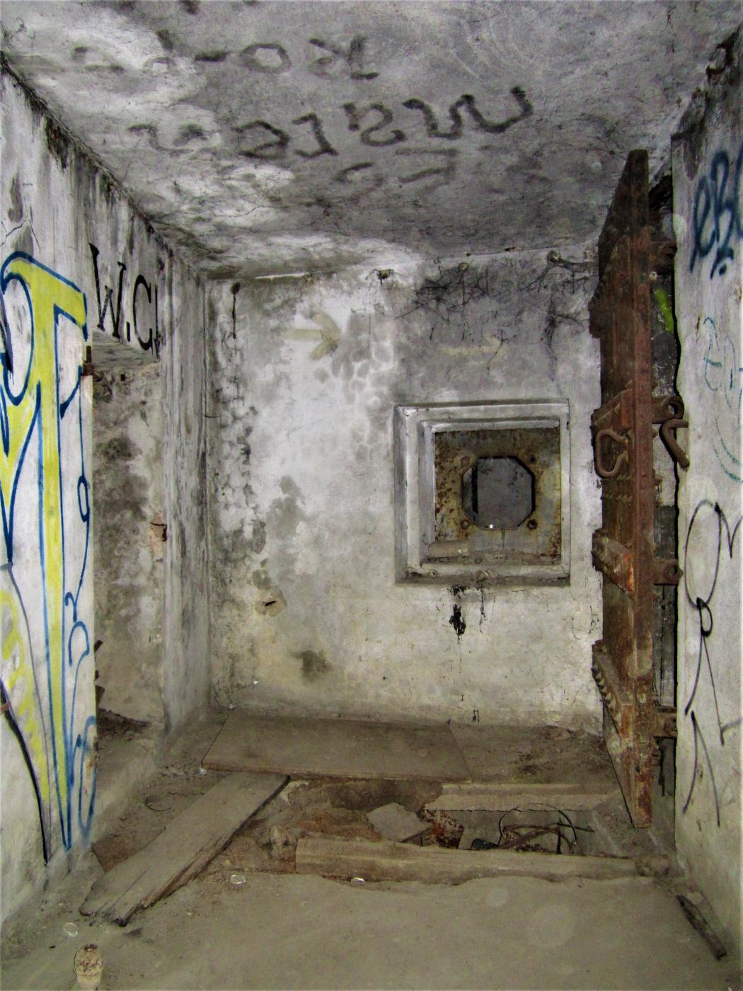 Ligne Maginot - BASSIN DE L'INDUSTRIE - (Casemate d'infanterie - double) - l'entrée de la casemate et le créneau FM de défense rapprochée
