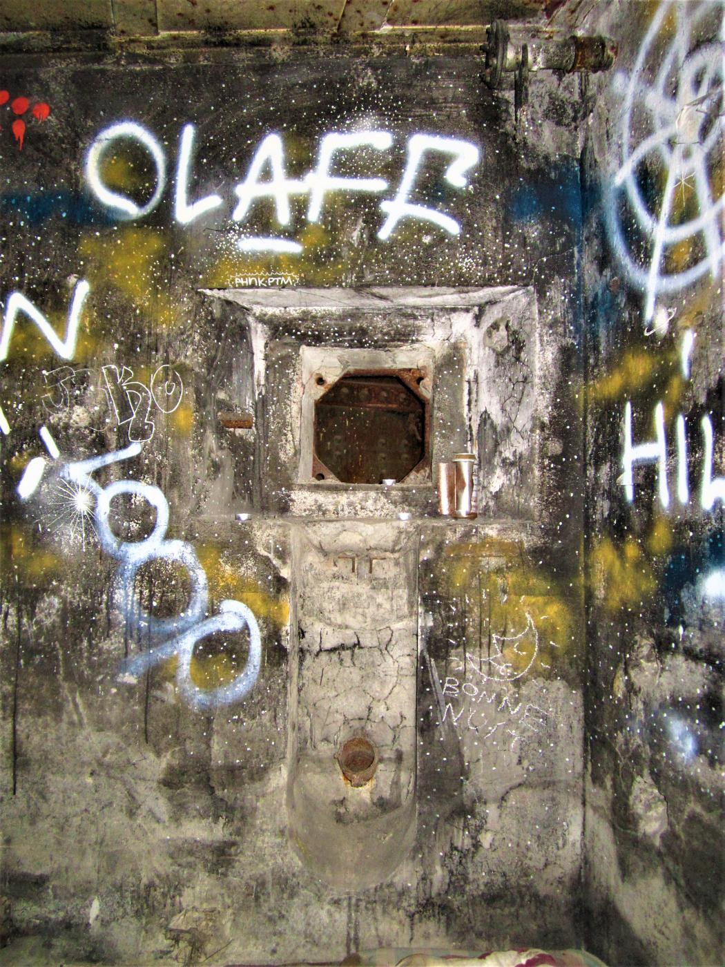 Ligne Maginot - BASSIN DE L'INDUSTRIE - (Casemate d'infanterie - double) - Chambre de tir Nord
Créneau FM de défense de l'entrée