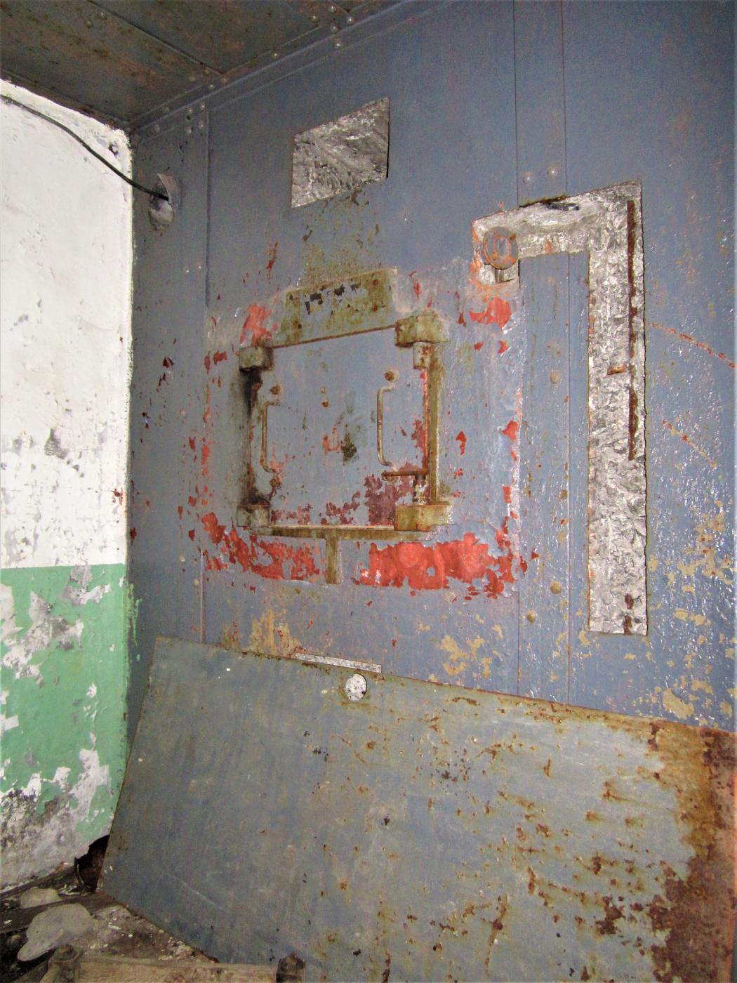 Ligne Maginot - LAVOIR - (Ouvrage d'artillerie) - Entrée Munitions
Créneau de l'entrée prévu pour une AM (trémie n°12) et équipé d'un jumelage de mitrailleuses Reibel
