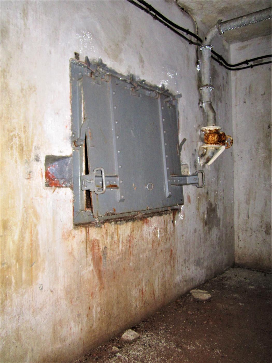 Ligne Maginot - LAVOIR - (Ouvrage d'artillerie) - Bloc 1
Etage inférieur
Trappe de la fosse de récupération des douilles