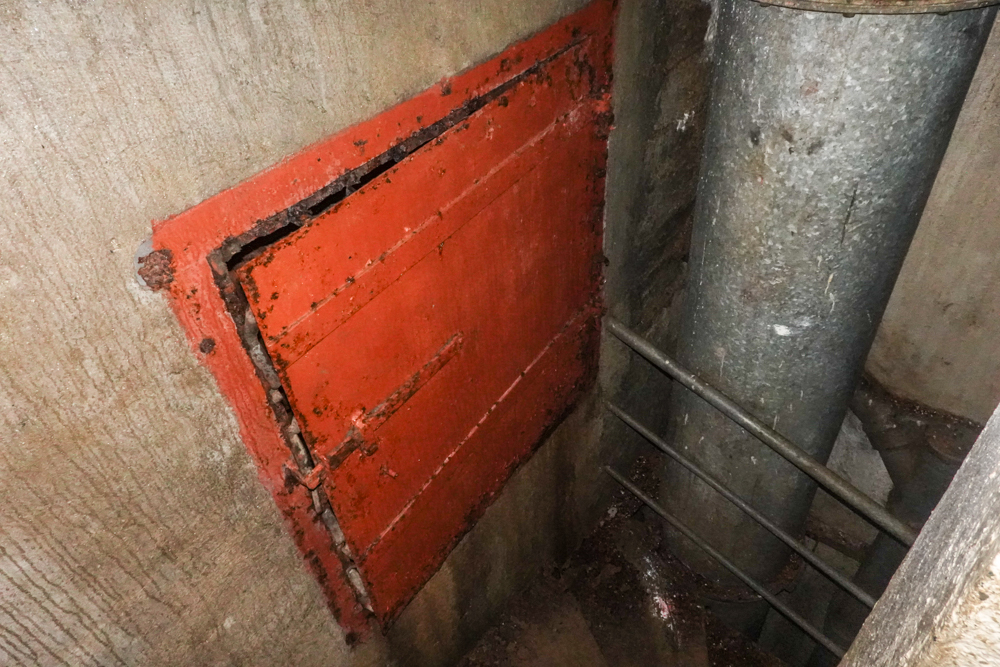 Ligne Maginot - RESTEFOND - (Ouvrage d'artillerie) - Bloc 6
Fosse septique des WC dans les escaliers montant aux étages