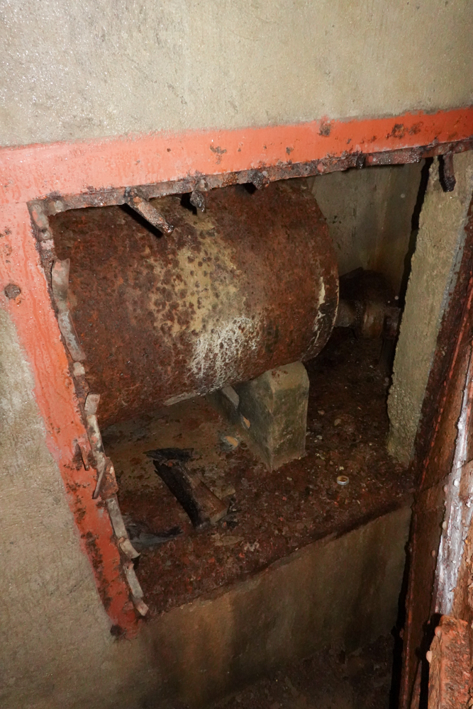Ligne Maginot - RESTEFOND - (Ouvrage d'artillerie) - Bloc 6
Fosse septique des WC dans les escaliers montant aux étages