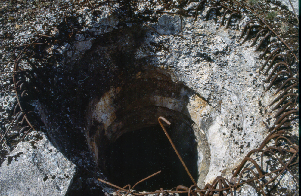 Ligne Maginot - RESERVOIR - C28 - (Casemate d'infanterie) - Le puits béant de la cloche GFM en 1988