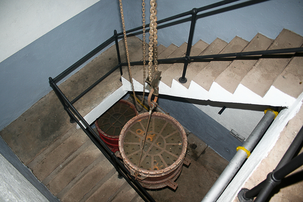 Ligne Maginot - BICHEL SUD - X19 - (Abri) - Escalier d'accès à l'étage inférieur avec un filtre de rechange accroché au palan