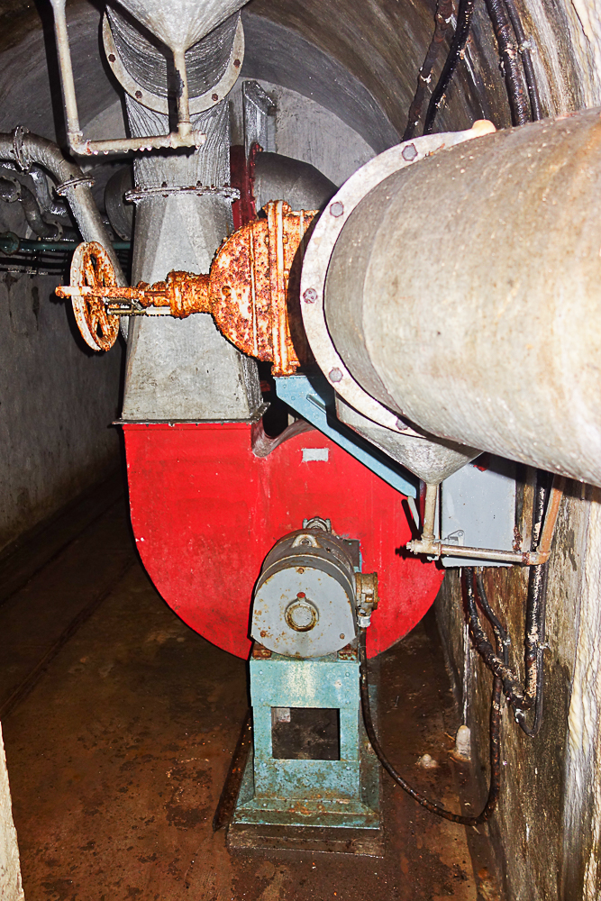 Ligne Maginot - LAVOIR - (Ouvrage d'artillerie) - Bloc 1
Ventilateur air pur au pied du bloc
