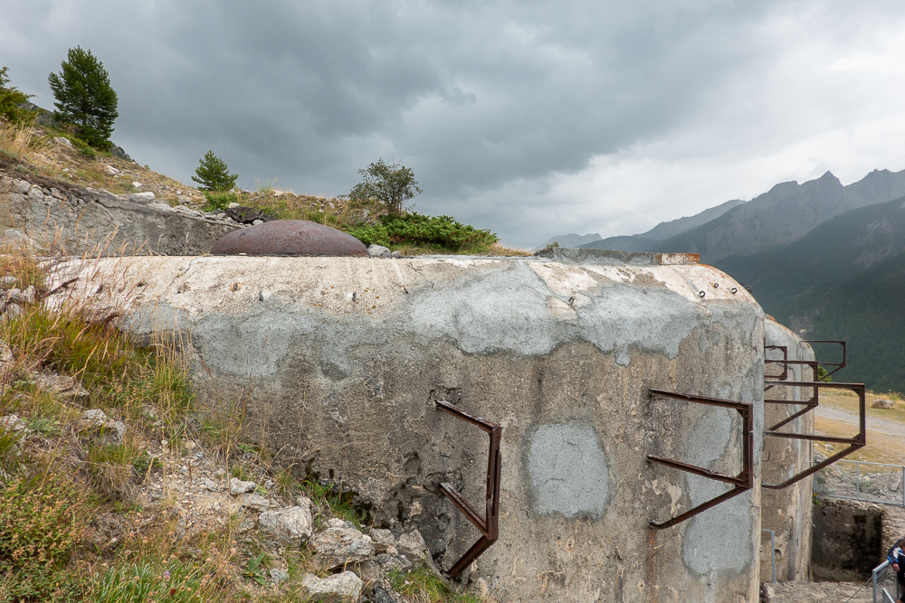 Ligne Maginot - SAINT OURS HAUT (SOH) - (Ouvrage d'artillerie) - Bloc 1
Noter la cloche LG et les supports d'antenne