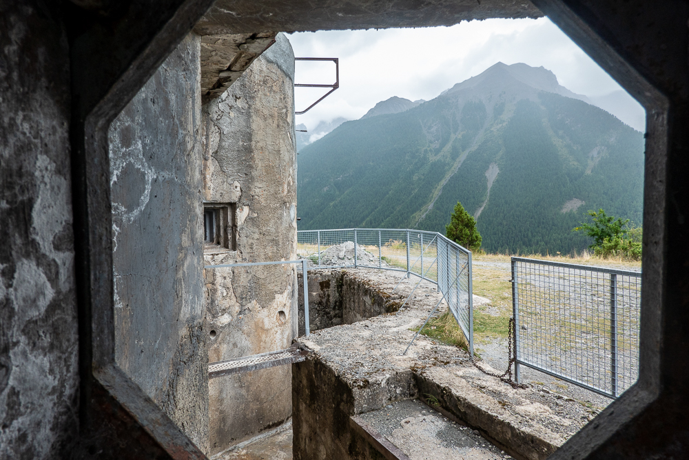 Ligne Maginot - SAINT OURS HAUT (SOH) - (Ouvrage d'artillerie) - Bloc 1
Le fossé diamant et l'entrée vue à travers le créneau FM de défense rapprochée
