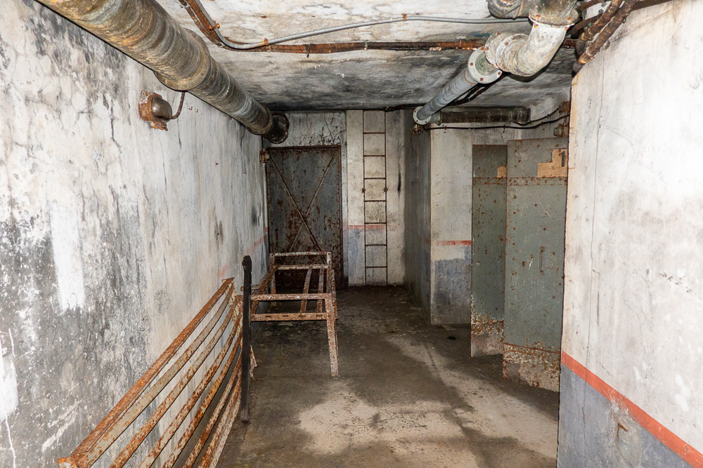Ligne Maginot - SAINT OURS HAUT (SOH) - (Ouvrage d'artillerie) - Bloc 1
Etage inférieur. 
Au fond l'échelle menant à l'étage supérieur. A droite les portes des locaux de stockage des charges et fusées.