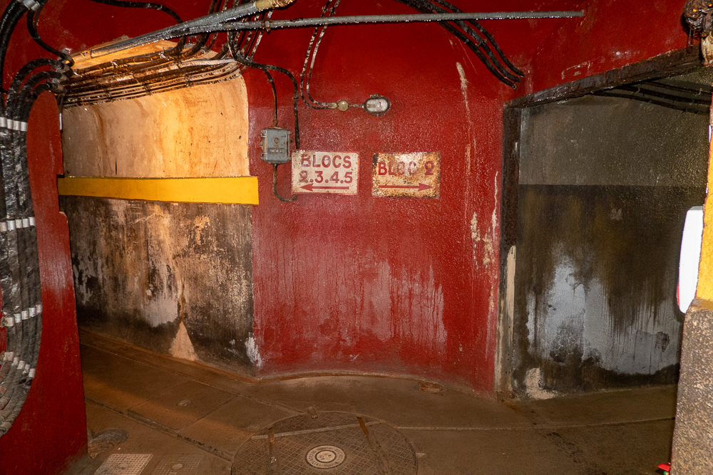 Ligne Maginot - SAINT OURS HAUT (SOH) - (Ouvrage d'artillerie) - Intersection des galeries provenant du casernement (dans le dos du photographe) et a menant au bloc 2 (à droite) et aux blocs 3,4 et 5 (vers la gauche, avec une erreur sur le panneau)