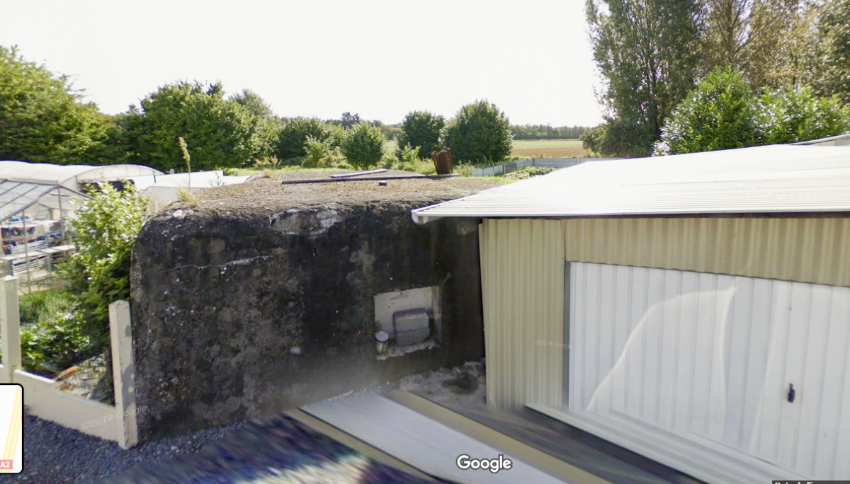 Ligne Maginot - B443 - VICQ (POSTE DE SOUTIEN) - (Blockhaus pour arme infanterie) - Quasi invisible......dans un jardin privé.
