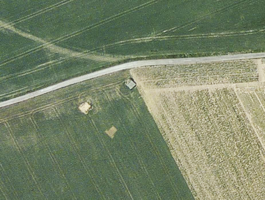 Ligne Maginot - B458 - STADE D'ONNAING (II/54° RIF) - (PC de Quartier) - Les deux blocs d'entrée sont visibles, bien que remblayés