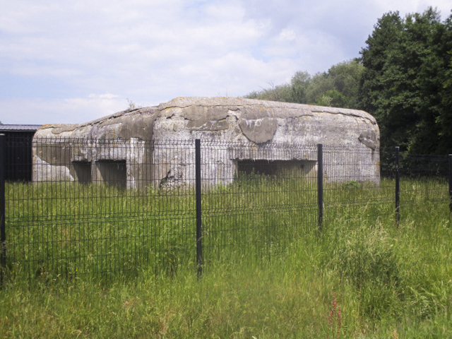 Ligne Maginot - LA CRASCOTTE OUEST - (Blockhaus lourd type STG / STG-FCR - Double) - Photo prise de la D 932 - Route de Maubeuge.