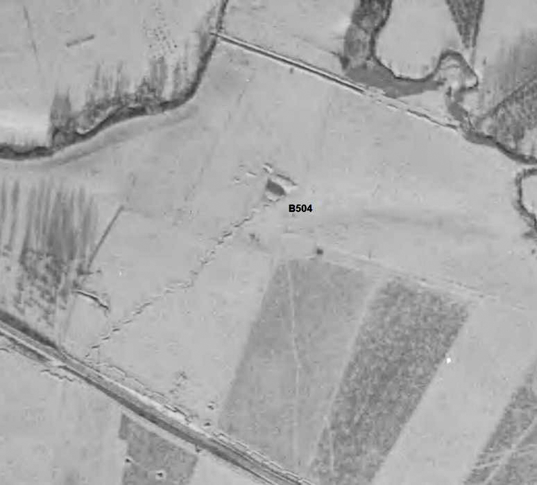 Ligne Maginot - Blockhaus B504 - Photo aérienne de l'hiver 1940, où l'on distingue la tranchée d'accès et un petit fossé antichar en avant.