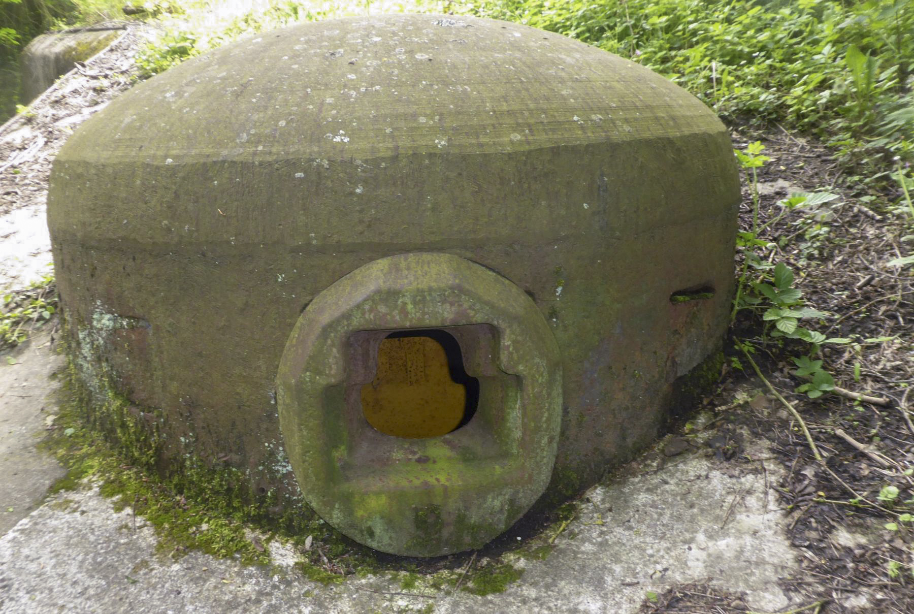 Ligne Maginot - NOTRE DAME D'AMOUR - C1 - (Casemate d'infanterie - double) - La cloche JM modifiée pour AM. Noter l'obturation des deux ouvreaux d'observation, remplacés par le perçage de trous pour périscope.