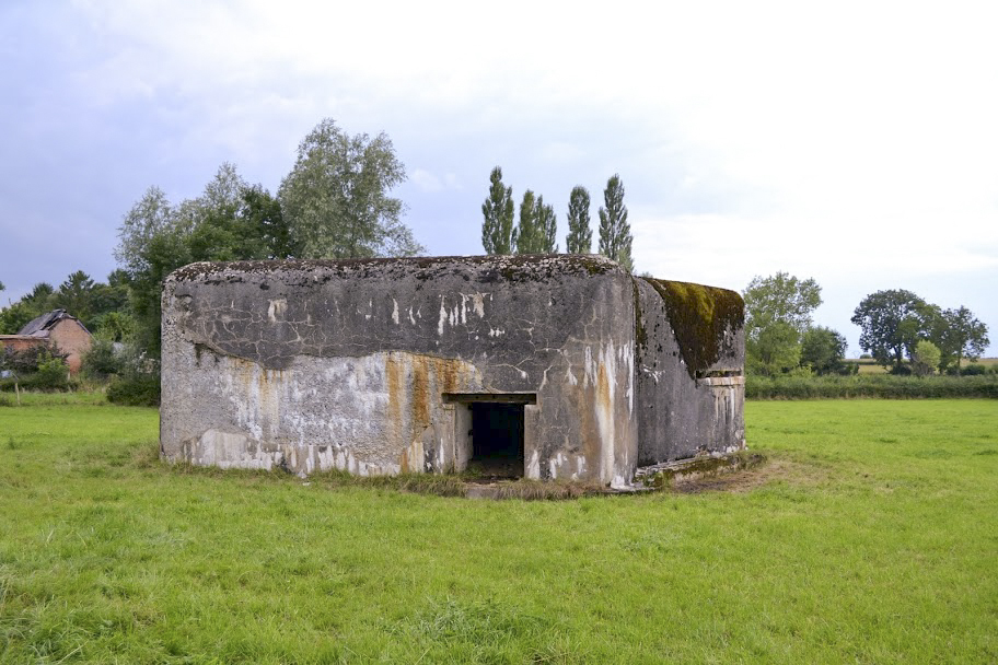 Ligne Maginot - MANDENNE - (Blockhaus lourd type STG / STG-FCR - Simple) - L'entrée arrière pour canon, et à droite le créneau d'observation