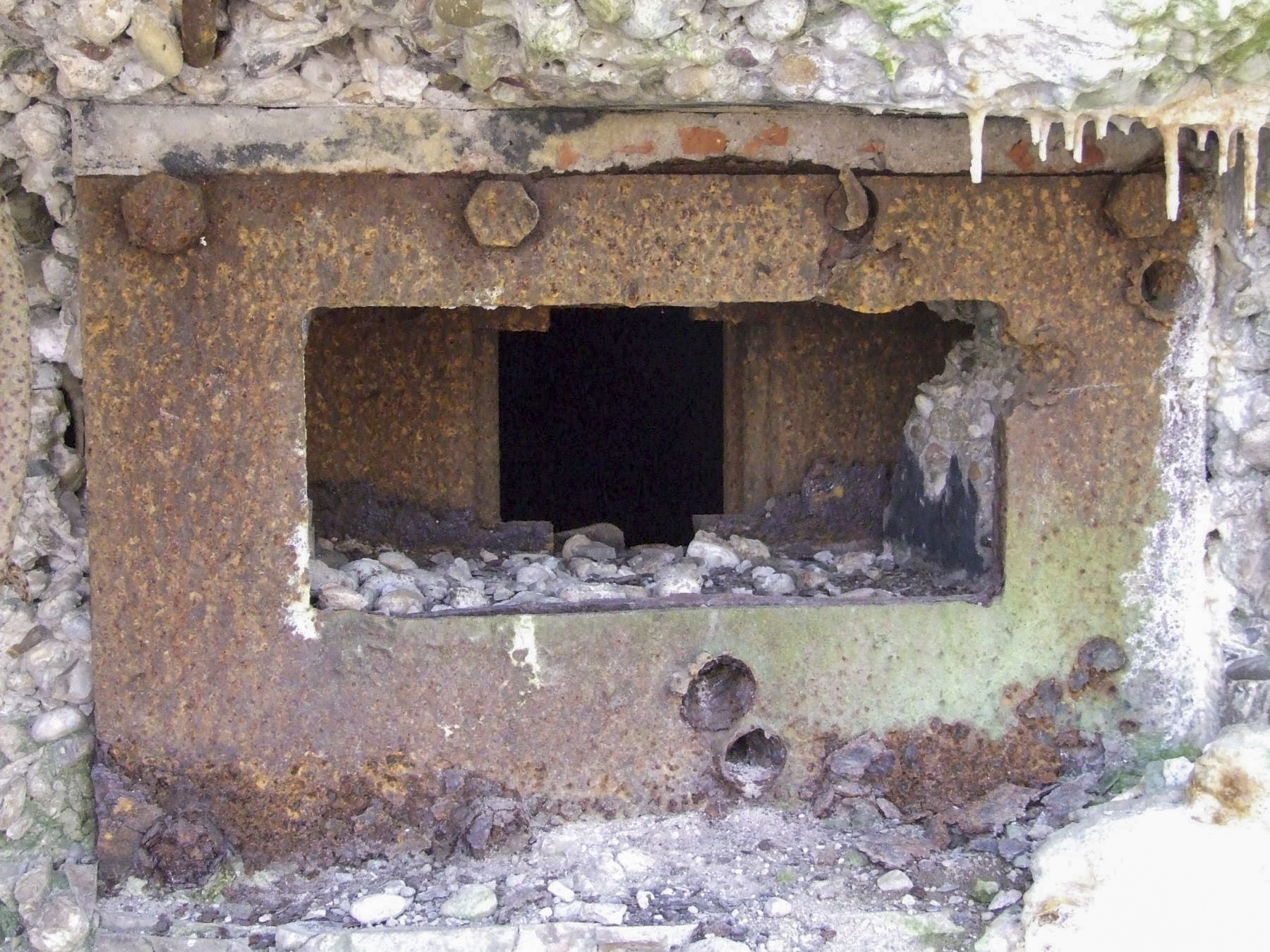 Ligne Maginot - NEUBACH 2 (AVANT POSTE) - (Blockhaus pour arme infanterie) - Un des créneaux pour mitrailleuse.