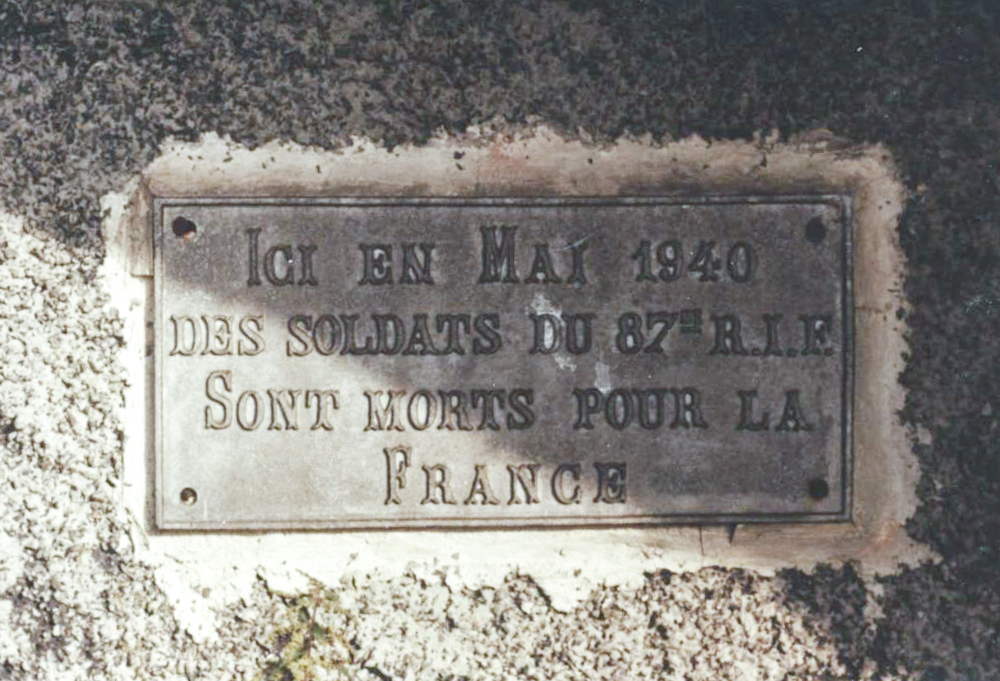 Ligne Maginot - B554 - CIMETIERE DE SAINT-WAAST - (Blockhaus pour canon) - Plaque à la mémoire des soldats du 87ème RIF, morts dans ce bloc.