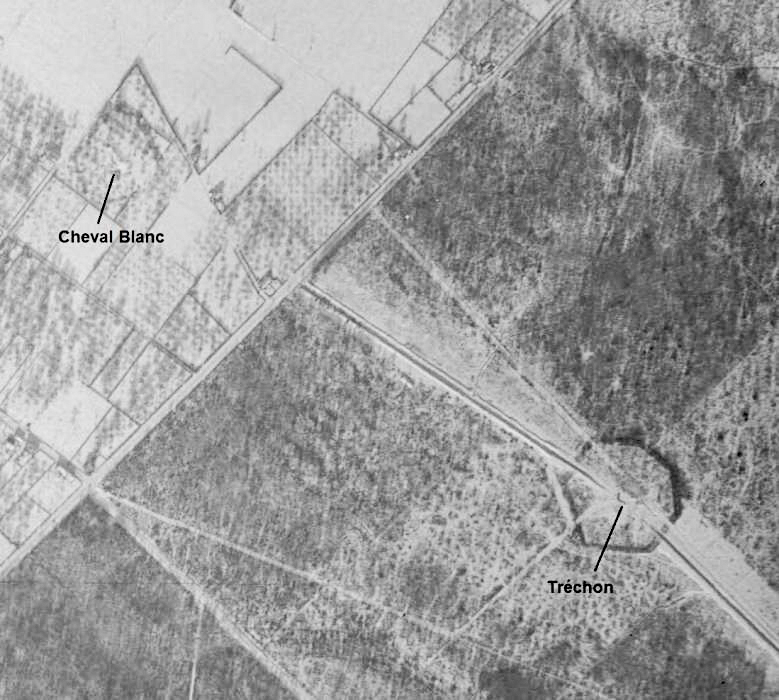 Ligne Maginot - C19 - TRECHON - (Casemate d'infanterie - double) - Photo aérienne de l'hiver 1940. La casemate est bien visible, ainsi que le fossé antichar et la bande déforestée permettant les vues vers les casemates voisines.