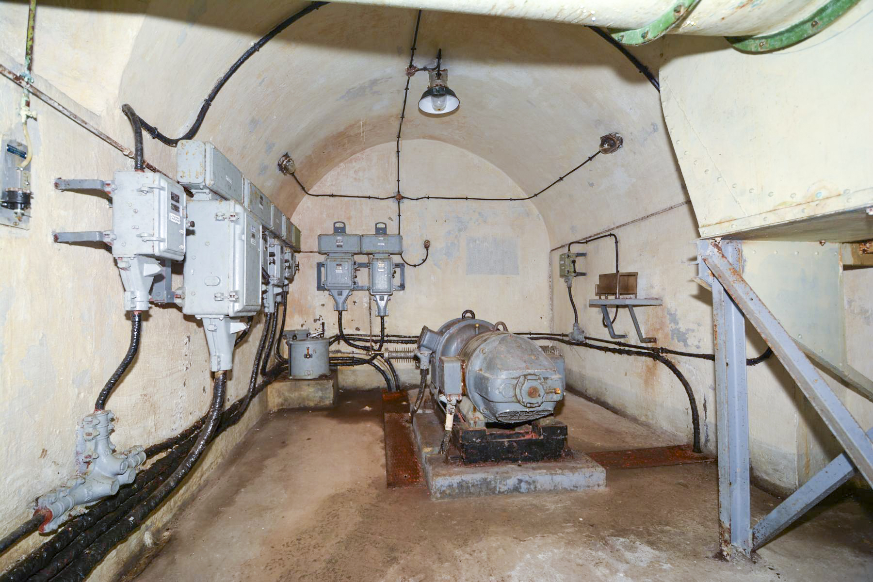 Ligne Maginot - ROCHE LA CROIX (RLC) - (Ouvrage d'artillerie) - Bloc 5
La sous station du bloc avec le convertisseur 220V alternatif - 110 V continus pour la tourelle
a droite, un réchaud pour la régénération des cartouches et sachets de Silicagel