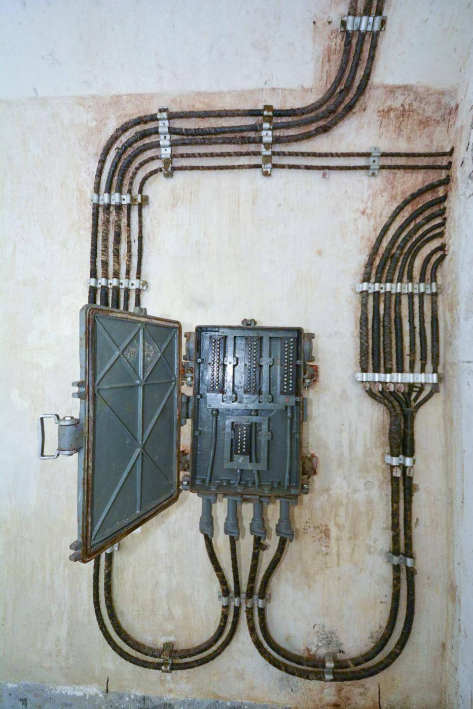 Ligne Maginot - ROCHE LA CROIX (RLC) - (Ouvrage d'artillerie) - Le PC de l'ouvrage
Répartiteur téléphonique
Noter la modernisation faite avec le remplacement des conjoncteurs par des têtes de câble