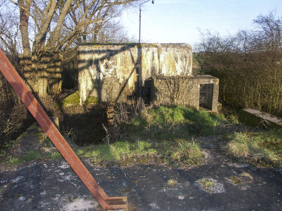 Ligne Maginot - DIGUE DE REMERING 1 - R114 - (Blockhaus pour arme infanterie) - La façade arrière donnant sur le barrage