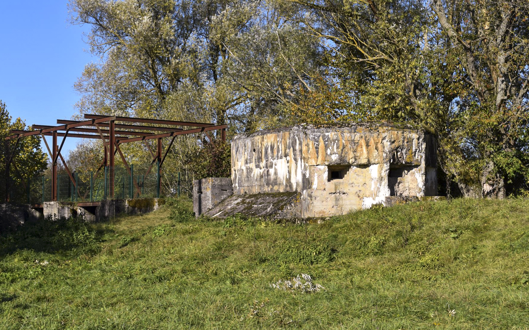 Ligne Maginot - DIGUE DE REMERING 1 - R114 - (Blockhaus pour arme infanterie) - Le blockhaus R114 et le barrage 