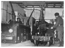 Ligne Maginot - HACKENBERG - A19 - (Ouvrage d'artillerie) - Le garage des locotracteurs
Opération entretien sur un locotracteur SW