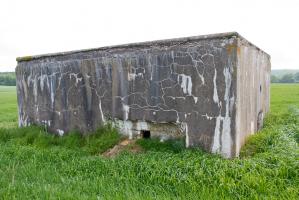 Ligne Maginot - CB344 - BREITENBAUM - (Blockhaus pour arme infanterie) - Créneau latéral non terminé. Entrée du bloc à droite.