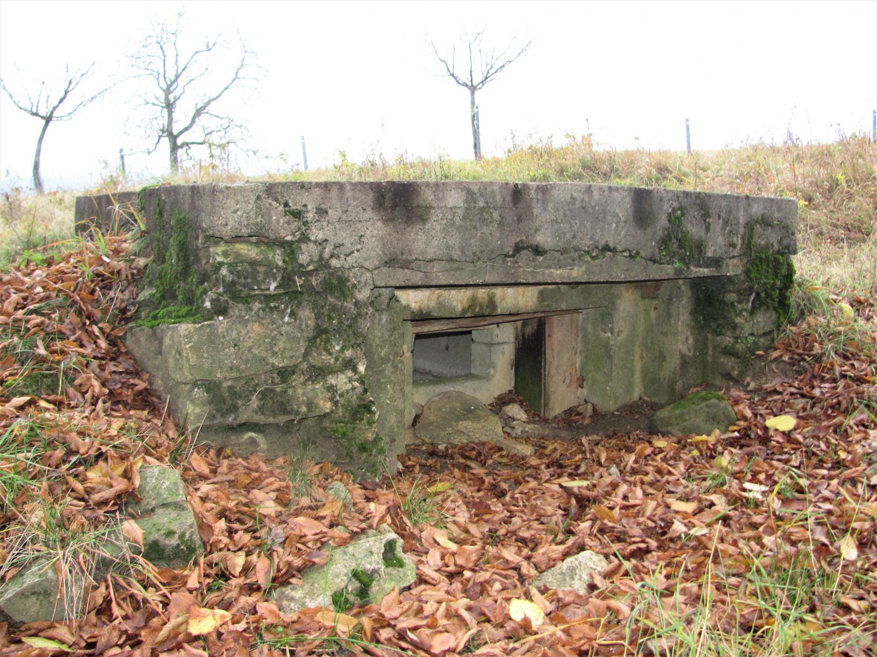 Ligne Maginot - SEEMATT SUD-OUEST - (Blockhaus pour arme infanterie) - L'extérieur.
Le créneau FM avec des restes de planches de coffrages