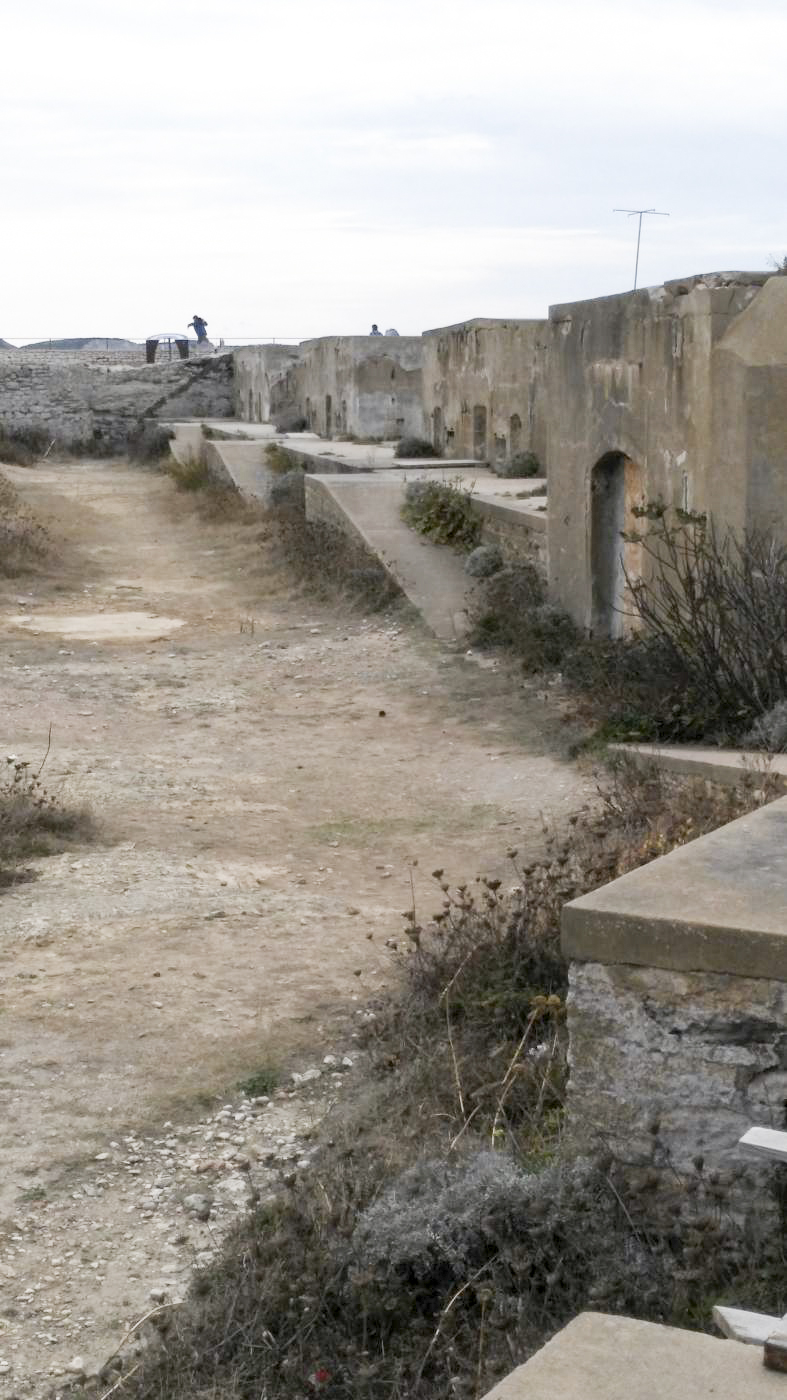 Ligne Maginot - BATTERIE DE LA CITADELLE DE BONIFACIO - (Position d'artillerie préparée) - Vue en enfilade avec les plans inclinés face aux encuvements.