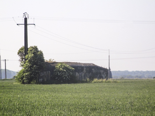 Ligne Maginot - B564 - CROIX-CRAPOUILLEZ Sud (Blockhaus pour canon) - Photo prise de la Chaussée Brunehaut.