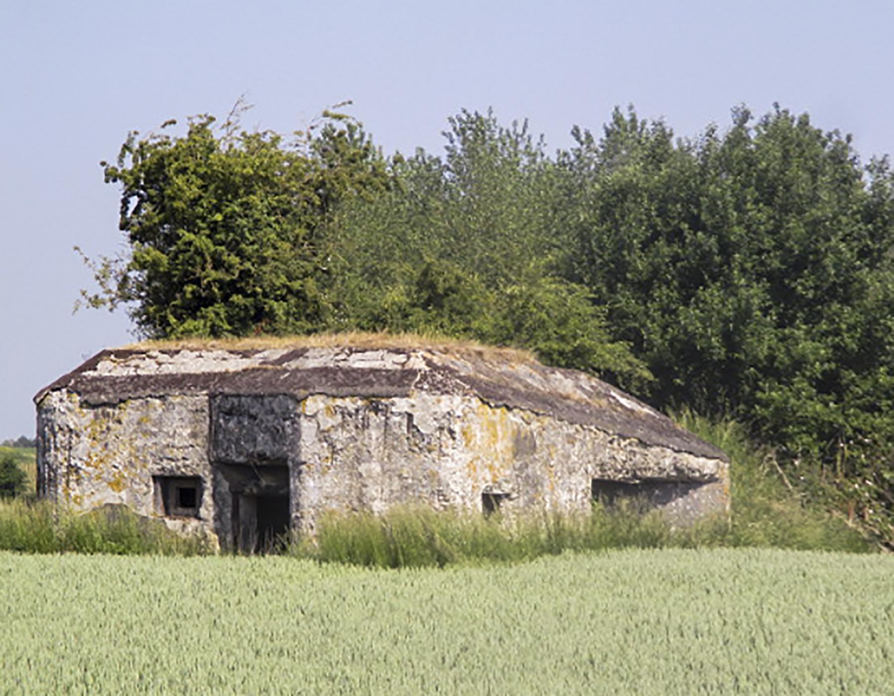 Ligne Maginot - B566 - CROIX-CRAPOUILLEZ NORD - (Blockhaus pour canon) - Photo prise de la Chaussée Brunehaut.