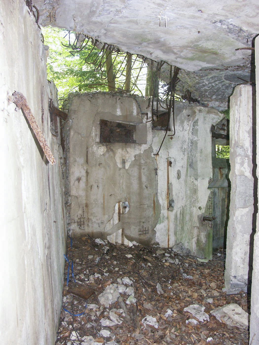 Ligne Maginot - SOMMET DU HOCHWALD 3 - (Blockhaus pour arme infanterie) - Local de repos
Un créneau FM est visible en face
