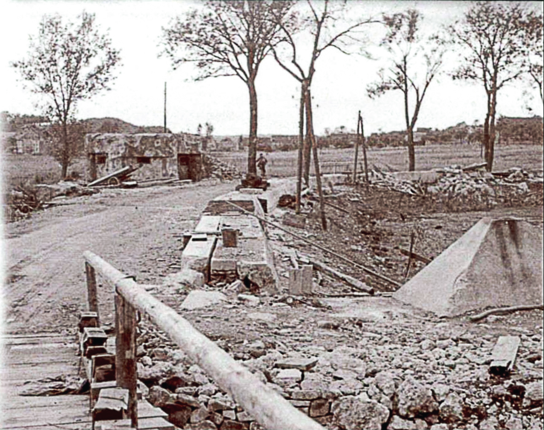 Ligne Maginot - BRUHL - (Inondation défensive) - Vue du seuil bétonné au niveau du pont sur le Mutterbach (photo prise après les combats)