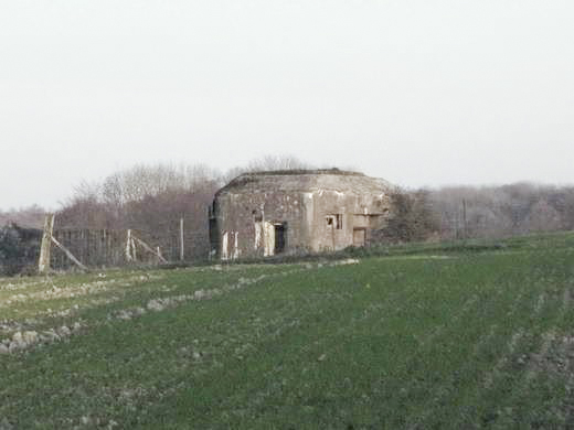 Ligne Maginot - Blockhaus B702 - Vue de l'angle arrière droit. On aperçoit les 2 entrées et les créneaux FM