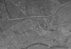 Ligne Maginot - AVIOTH - (Casemate d'infanterie) - Vue aérienne au 2 mars 1940.
Les réseaux de barbelés autour et de part et d'autre de la casemate sont bien visibles. 