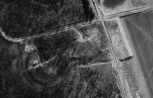Ligne Maginot - FERMONT - A2 - (Ouvrage d'artillerie) - Entrée des Hommes

Vue aérienne prise lors d'une mission du 9 mars 1940 à 15h30 depuis une altitude de 2000 m.
