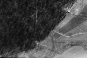 Ligne Maginot - BOIS DE BEUVEILLE - C2 - (Casemate d'infanterie) - Entourée de son réseau circulaire, la casemate est bien visible en bas au centre de la photo.
Le bloc Db318 est visible en haut à droite.

Vue aérienne prise lors d'une mission du 9 mars 1940 à 15h30 depuis une altitude de 2000 m.