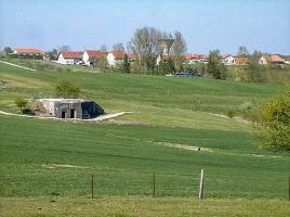 Ligne Maginot - AC1B - MC22 - LA COSTAUDE - (Casemate d'artillerie) - Vue sur la casemate et le village de Barst