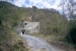 Ligne Maginot - GORDOLON (GN) - (Ouvrage d'artillerie) - Bloc 1
L'entrée de l'ouvrage surmontée du bloc cheminée