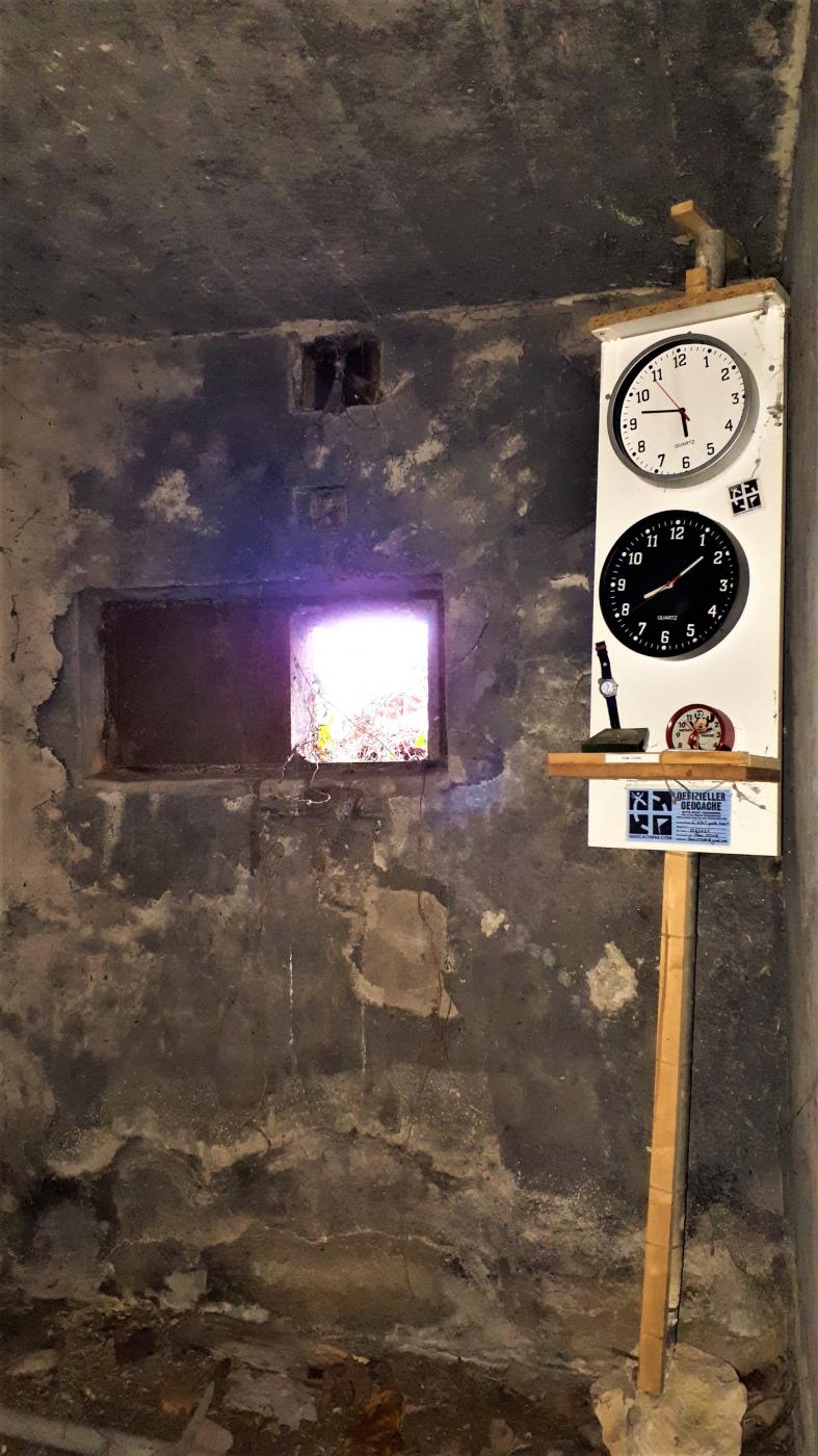 Ligne Maginot - 415D - PORT DU RHIN CENTRE 3 - (Blockhaus pour arme infanterie) - Chambre de tir inférieur
Créneau et géocache