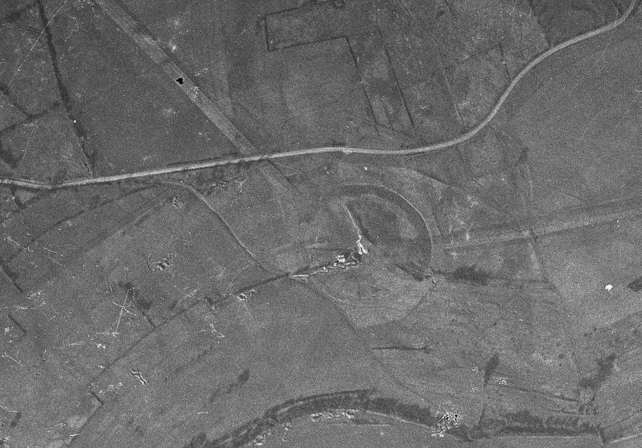Ligne Maginot - AVIOTH - (Casemate d'infanterie - Simple) - Vue aérienne au 2 mars 1940.
Les réseaux de barbelés autour et de part et d'autre de la casemate sont bien visibles. 