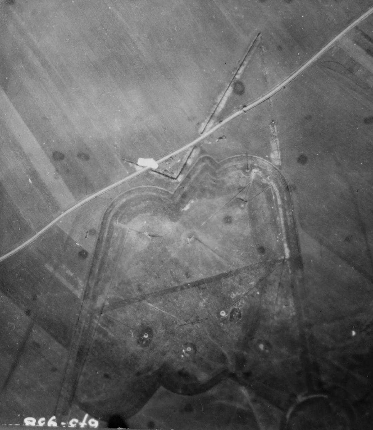 Ligne Maginot - BREHAIN - A6 - (Ouvrage d'artillerie) - Blocs de l'avant de l'ouvrage.
Noter le fossé en avant des blocs

Vue aérienne - Mission 60 Altitude 2000 - 9 mars 1940