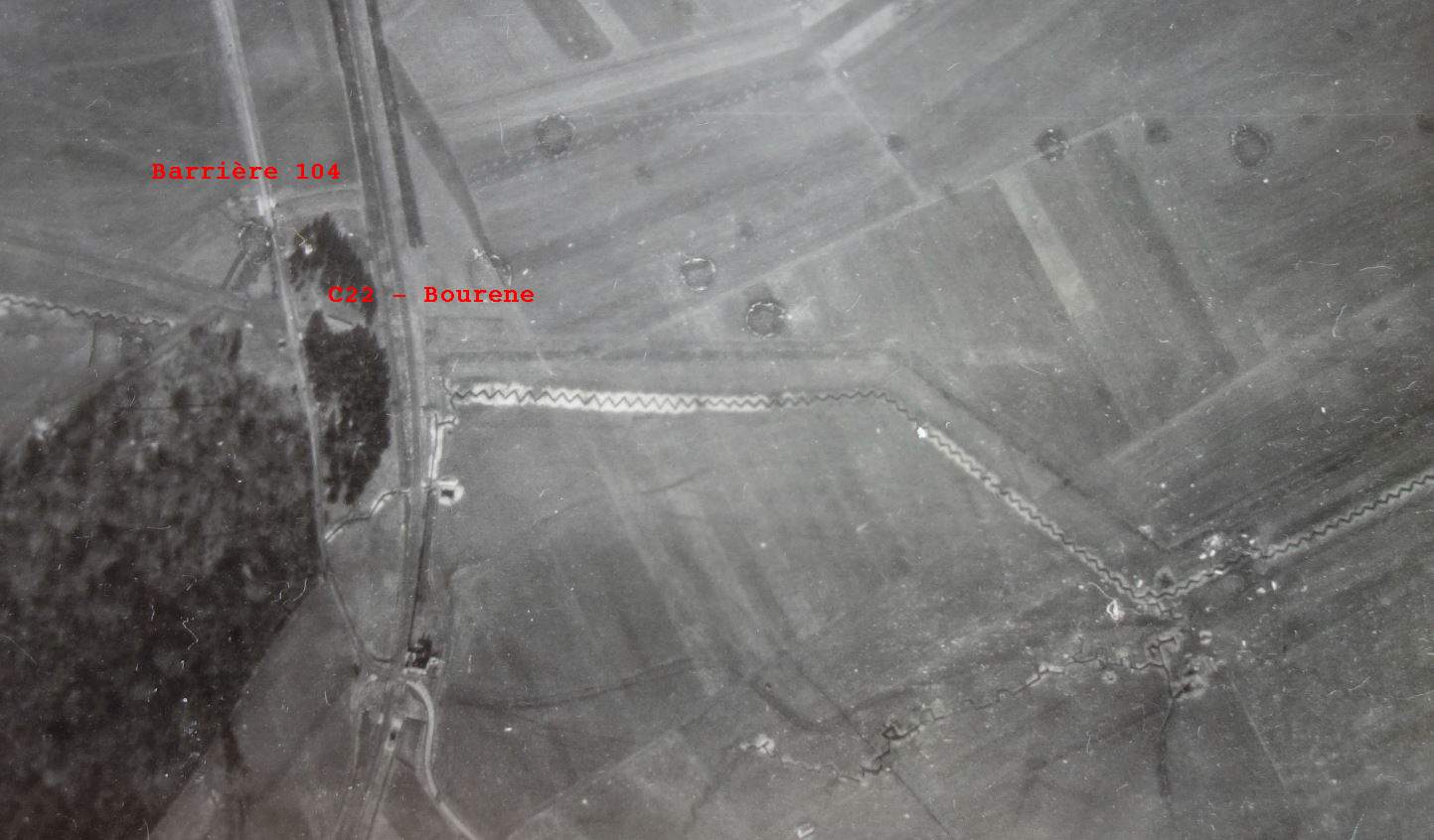 Ligne Maginot - BOURENE EST - C22 - (Casemate d'infanterie) - Sur cette vue aérienne on aperçoit le barrage 104, la casemate C22 et le réseau de rail et de tranchées qui le couvre.

Vue aérienne - Mission 60 Altitude 2000 - 9 mars 1940