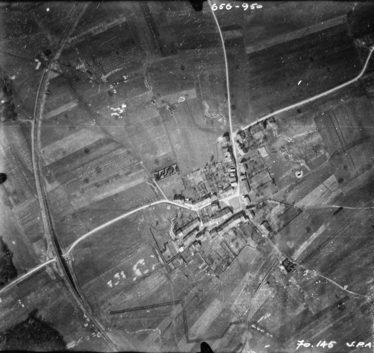 Ligne Maginot - DB14 - (Blockhaus pour canon) - Sur cette vue aérienne du village de Bréhain-la-Ville on ne voit pas le blockhaus Db14, mais on aperçoit les réseaux de tranchées en cours de réalisation ainsi qu'un fossé antichar en bas de la photo..

Vue aérienne - Mission 60 Altitude 2000 - 9 mars 1940 