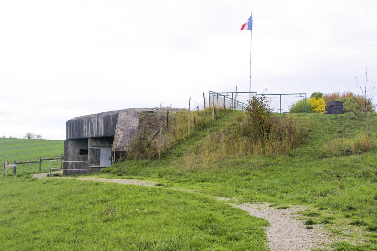 Ligne Maginot - AC1B - MC22 - LA COSTAUDE - (Casemate d'artillerie) - La casemate et sur la droite la guérite observatoire