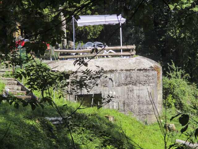 Ligne Maginot - B740 - TRIEUX HANNOY - (Blockhaus pour canon) - Photo prise depuis la voie verte de l'Avesnois.
Blockhaus situé dans une propriété privée.