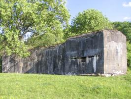 Ligne Maginot - 102 - FOSSE COLIN NOIZET - (Blockhaus pour canon) - La façade du blockhaus , le poste d'observation frontal est visible à droite.