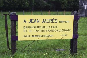Ligne Maginot - CEZF-34  - LES TOURNILLONS - (Casemate d'infanterie - double) - Situé en bordure d'une route départementale cet ouvrage a été transformé depuis peu en un appel à 'LA PAIX' et un hommage à Monsieur JAURES.