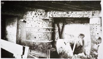 Ligne Maginot - 49/1 - LIMBOURG NORD - (Casemate d'infanterie - double) - La salle des filtres après les explosions intérieures d'obus. Photo tirée du rapport Fonlupt de 09/1945